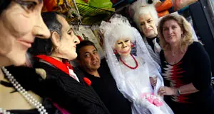 Aldo Beltrocco y su esposa, Adriana Baratti, con las máscaras de la Duquesa de Alba y su novio, que realizan de forma artesanal en Salamanca.