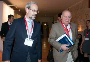 El rector Daniel Hernández Ruipérez y el secretario general Iberoamericano, Enrique Iglesias.