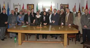 Pilar Pin, con los responsables de las distintas instituciones en la Federación Regional de Sociedades Españolas. 