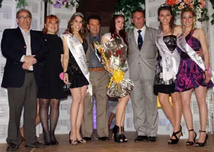  El presidente Torres y algunos directivos, junto a las galardonadas.