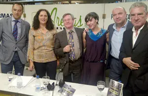  Ram&oacute;n Jim&eacute;nez (c), acompa&ntilde;ado por Bel&eacute;n do Campo &ndash;a su dcha.&ndash;, entre otros, durante la presentaci&oacute;n.