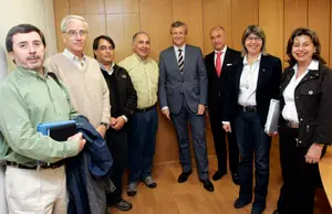  La delegaci&oacute;n del Gobierno chileno posa junto a los dirigentes de la Xunta que les recibieron en Santiago.