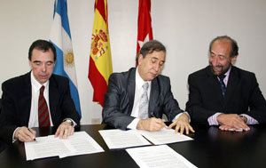 Francisco Puebla –en el centro–; Sergio García; y el prosecretario académico, Roberto Gabriel Raimondo, durante la firma del convenio de cooperación.