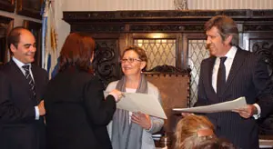  La consejera laboral, Rosa Fuentes, hace entrega de uno de los diplomas.