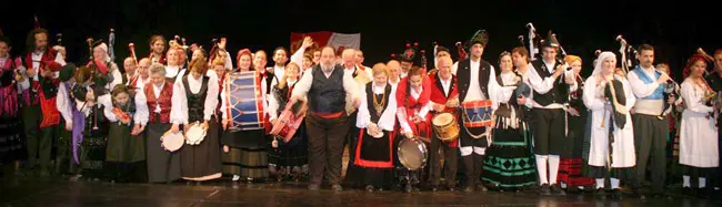  Las bandas de gaitas de 15 asociaciones gallegas y asturianas de Buenos Aires, junto a su director, Daniel Pazos.