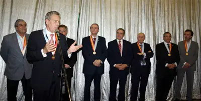  El embajador, tras recibir ‘La Medalla Mayor’ de la Federación de Sociedades Españolas de Argentina, junto al resto de los galardonados.