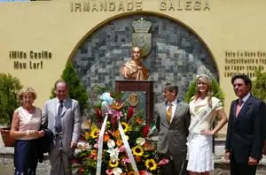  Ofrenda floral ante la efigie del Libertador en la plaza homónima de la HGV, presidida por Antonio Piñón Martín y por el cónsul general de España, Aníbal Jiménez Abascal.