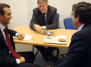  El secretario general del Partido Popular Europeo, Antonio López Istúriz, junto al presidente del PPEB, Joaquín Calvo, y el secretario general del PPEB, Jesús Gómez, en un momento de la visita.