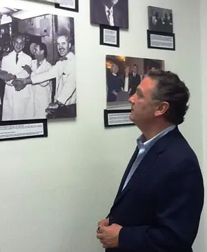  Prada durante la visita a la exposición 'Los Españoles en Estados Unidos y Puerto Rico desde 1880 hasta nuestros días”.