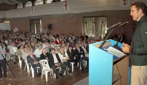 Núñez Feijóo se dirige a los asistentes al mitin de Uruguay.