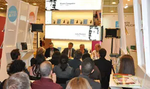  El conselleiro, durante la presentación de los dos primeros títulos de la colección ‘Galician Classics’.