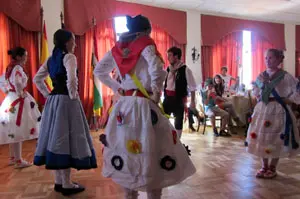  El cuerpo de baile riojano, en su presentación. 