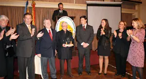 Pepe Montoya –en el centro–, junto a autoridades representativas de la colectividad.