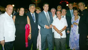 Manuel Cacho –en el centro–, con directivos de la emigración en Cuba.