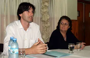  Carlos Martínez, con Dora Pegito, presidenta de la Asociación Parroquial de Vedra, la pasada semana en Buenos Aires.