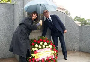 Maracio Lozano Prieto y Graciela González Prieto colocan la ofrenda al pie del monumento al general.