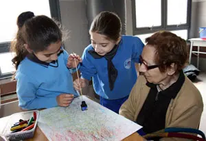  Alumnas del Santiago Apóstol realizan actividades con una de las mujeres que participan en la experiencia.