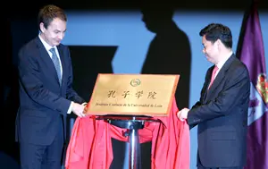 José Luis Rodríguez Zapatero descubre la placa del Instituto Confucio.