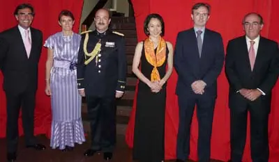 De dcha. a izda., Juan R. Serrat; Guillermo Kirkpatrick, junto a su esposa; Naomi Ohki; Fernando Gómez de Ureta-Sánchez y su esposa Marta Chavarría; y Aníbal J. Jiménez, quienes daban la bienvenida a los invitados a la Recepción Oficial.