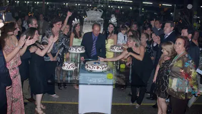 Otro instante de la celebración, donde se soplaron las 51 velas.