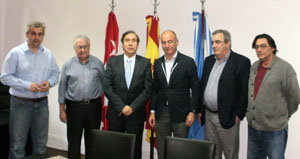  Santiago Camba –3º dcha.– y López Dobarro –1º izda–, junto al presidente Puebla y otros directivos del Centro.