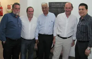 Rafael Louzán –2º dcha.– con Santiago Campo –1º dcha.–, Severino Varela – 4º dcha.– y otros representantes de la colectividad española y gallega en Salvador de Bahía.