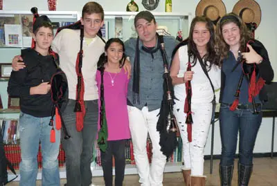  Anxo Lorenzo posa con sus alumnos de gaita en el Centro Gallego de Frankfurt.