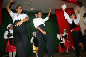  Grupos de j&oacute;venes y ni&ntilde;os actuaron en la velada.