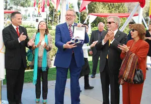  Juan Manuel Cabrera muestra el presente con el que fue obsequiado por el Estadio Español.