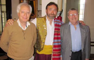  Eduardo de Quessada y Manuel Hernández posan con Javier, quien lució el traje típico valenciano.