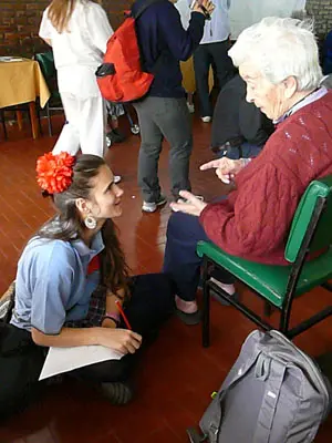  Una de la alumnas charla con una de las internas en el Hogar. 