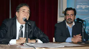  Francisco Puebla –izda.– y Fernando López, presidente del PP en Argentina.