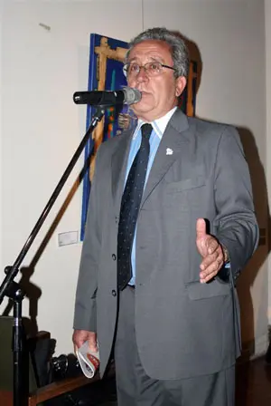 Alfonso Álvaro, presidente del Centro Soriano Numancia, inaugura la muestra.