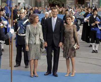 Los Príncipes y la Reina, a su llegada al Teatro Campoamor.