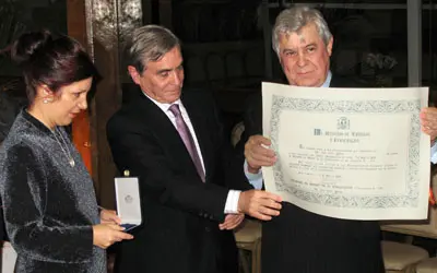  Juan Alvite muestra orgulloso su diploma acreditativo. 