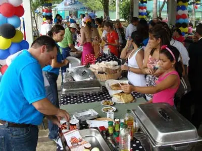 El presidente del CGM, Juan Carlos Fernández Valle, ayudó en la preparación del pulpo ‘a feira’, plato muy demandado en la jornada.