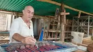 Foto de archivo de Pepe García, en su taller de Juan Griego.