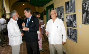 Manuel Cacho conversa con José Francisco Armas durante la inauguración.