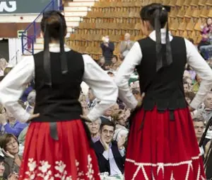  Patxi López aplaude una de las actuaciones en el acto en Vitoria.