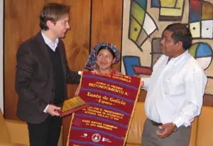  Jesús Gamallo, con los dos representantes guatemaltecos.