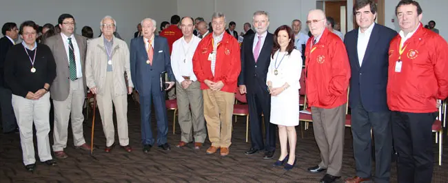 Pilar Pin, Víctor Fagilde y Francisco Ceresuela, junto a miembros y homenajeados de AIECH 2011.