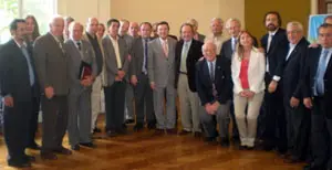  El intendente, Enrique García, posa con los asistentes a la firma del convenio.