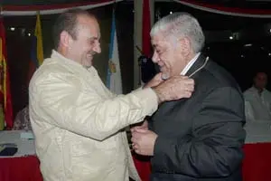  El presidente del CGPLC, Adriano García Fernández, impone la ‘Medalla de Oro’ de la entidad a su antecesor Manuel Sinde Porto.