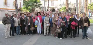 Los integrantes de la excursión posando en la Plaza Mayor de Alba de Tormes.