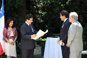 Íñigo de Palacio lee la resolución del galardón, en presencia del propio Francisco Ceresuela, Víctor Fagilde y Pilar Pin.