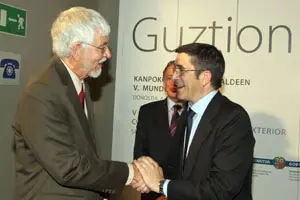 Patxi López saluda a William Douglass, encargado de la ponencia inaugural.
