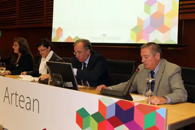 Julián Celaya da paso a la intervención de Guillermo Echenique.
