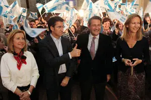  El presidente del PPdeG protagonizó el tradicional acto de pegada de carteles en Santiago.