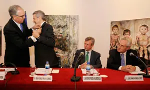  Carlos Lema Devesa impone la insignia de Oro de Iurisgama a Palmou, en presencia de Rueda y &Oacute;nega.