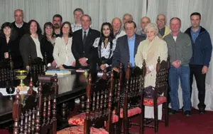  Directivos entrantes y salientes, tras la reciente asamblea celebrada en el Centro Gallego de Mar del Plata.